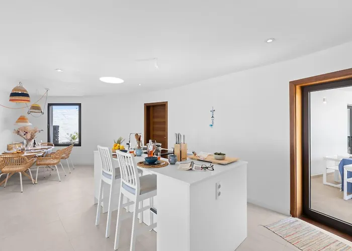 וילה Casa Marina With Pool, Garden And Terrace