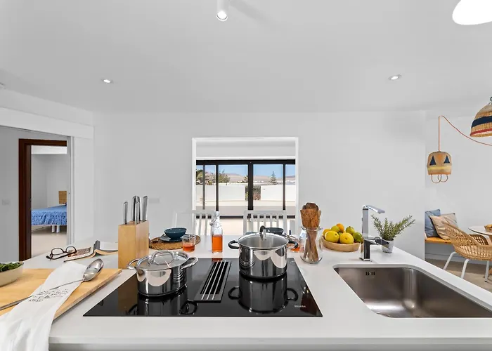 וילה Casa Marina With Pool, Garden And Terrace